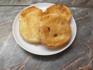 Tojásleves betét: zsemleszeletek pirítva