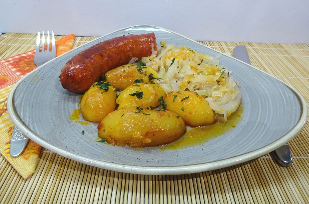 Kolbász sütése sütőben – krumplival