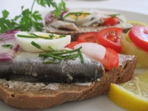 hal-reggelire-szinesben