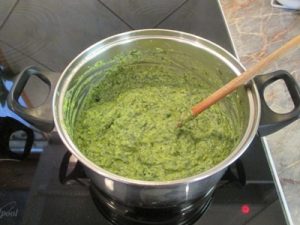 Medvehagyma mártás túró gombóchoz