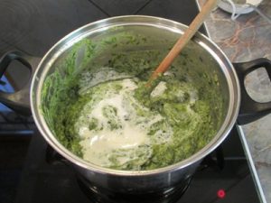 Medvehagyma mártás túró gombóchoz