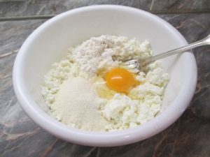 Medvehagyma mártáshoz túrógombóc