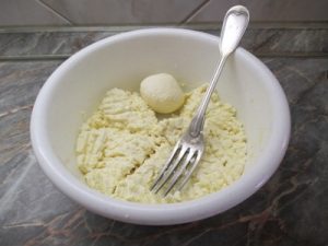 Medvehagyma mártáshoz túrógombóc