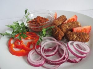 Grillezett ételek csevapcsicsa tálalva