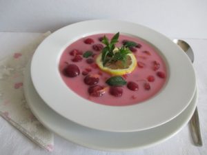 Meggyleves citromkarikával