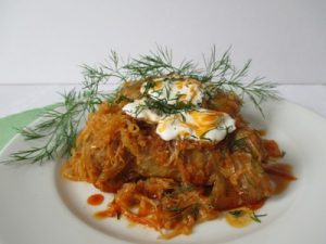 Töltött káposzta tálalva
