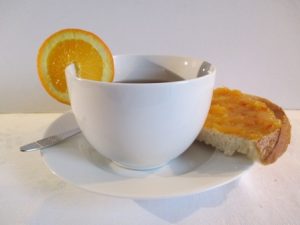 Narancslekvár vajas kenyéren teához