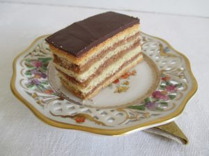 Zserbó régi porcelán tányérkán
