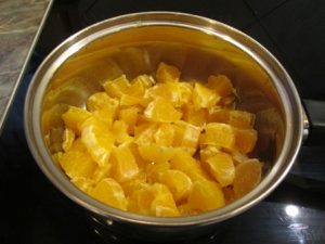 Narancsdarabok főzés előtt
