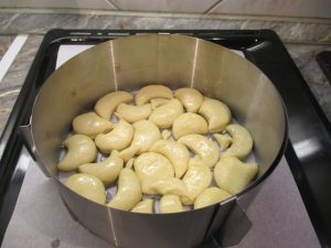 Aranygaluskák olvasztott vajjal kenve