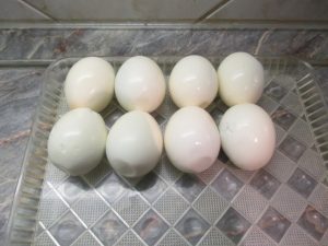 Főtt tojások tisztítva