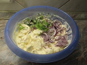 Majonéz, krumpli, lila hagyma, petrezselyem