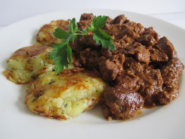 Marhapörkölt tálalva 1