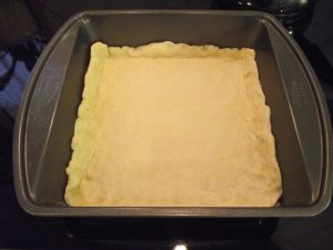 Alsó tésztalap a tepsiben