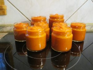 Házi ketchup üvegekben