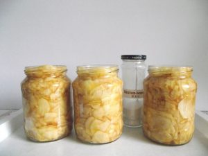 Reszelt alma üvegekben