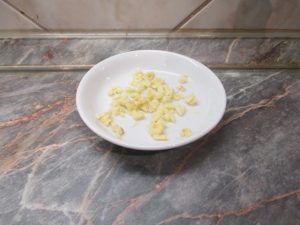 Fokhagyma feldarabolva