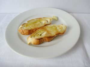 Pirított kenyér fokhagymával, oliva olajjal