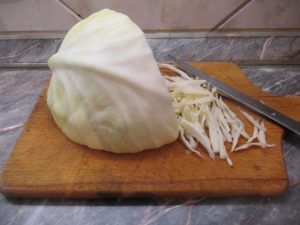 Káposzta-szeletelés késsel