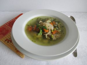 Csirkebecsinált leves tálalva 1