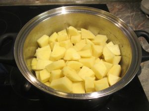 Krumpli tisztítva, feldarabolva
