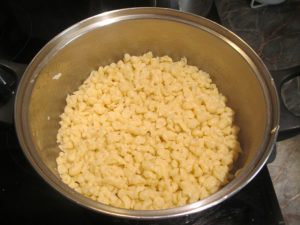 Nokedli készen, vajban megforgatva