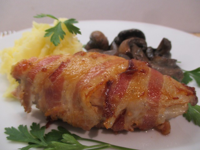 Baconbe tekert csirkemell tálalva 2