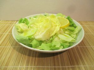 Fejes saláta tálalva 1