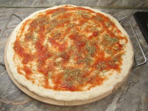 Pizza szósszal, oregánóval