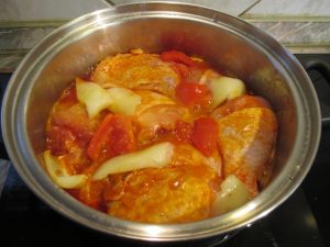 Zöldpaprika és paradicsom hozzáadása