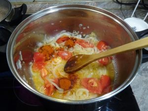 Paradicsom és pirospaprika hozzáadása