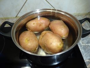 Krumpli főzése héjában, egészben 1