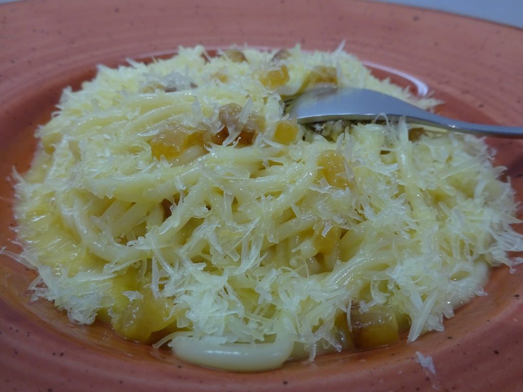 Carbonara spagetti tálalva 2