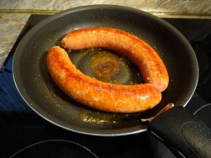 Kolbász sütése serpenyőben 2