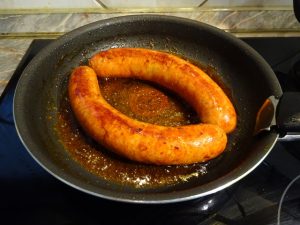 Kolbász sütése serpenyőben 3