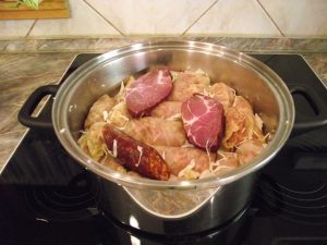 Füstölt hús és kolbász elhelyezése