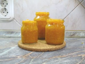 Citruslekvár üvegekbe töltve