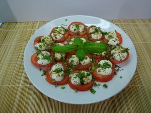 Caprese saláta tálalva 1