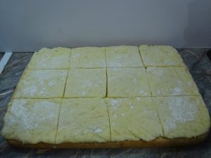 Krumplis tészta kinyújtva, felszeletelve