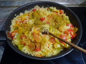 Zöldséges paella fűszerezése