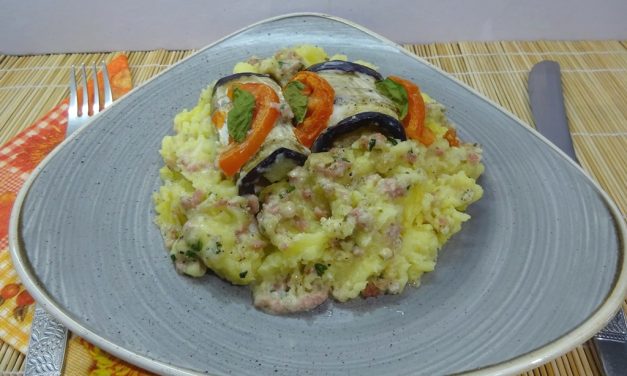 Padlizsántekercs krumplipüré ágyon