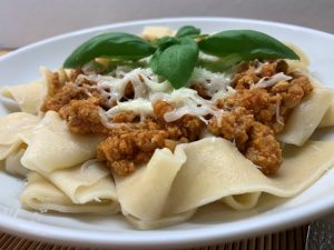 Bolognai ragu széles metélttel tálalva 2