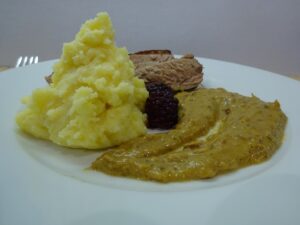 Hagymamártás sült húshoz tálalva 1