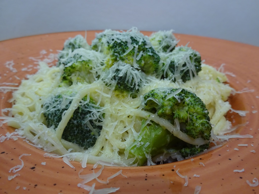 Brokkolis spagetti tálalva