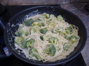 Kifőzött spagetti hozzáadása