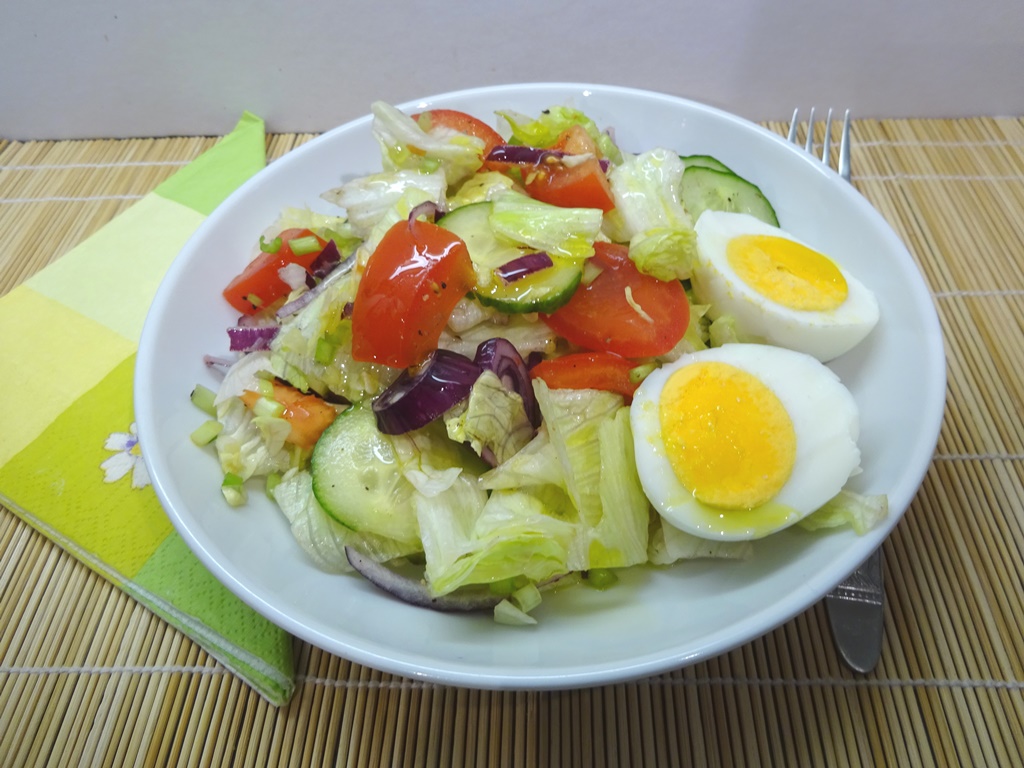 Vegyes saláta főtt tojással 1