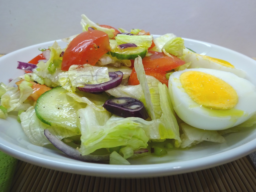 Vegyes saláta főtt tojással tálalva