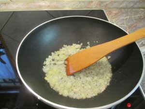 Hagyma dinsztelése wokban 1
