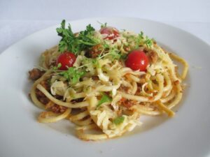 Húsos paradicsomos spagetti tálalva