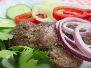 Grillezett tarja tálalva
